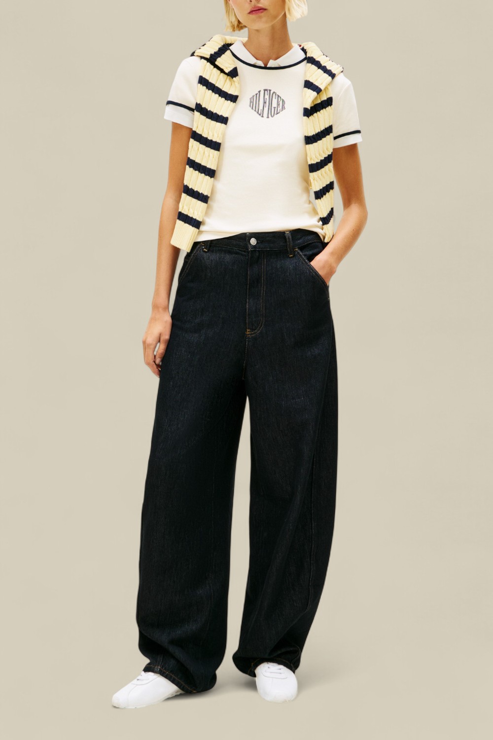 תמונת כל הלוק של חולצת טי